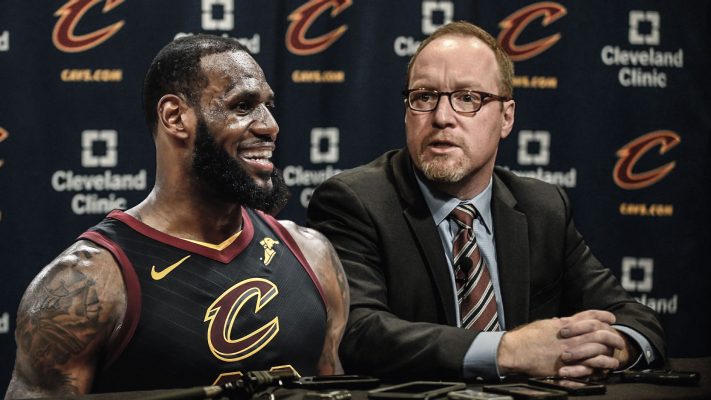 LeBron James gia nhập Cleveland Cavaliers khiến GM đội bóng khổ sở