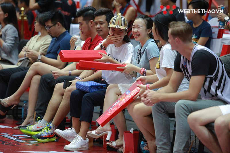 Ca sĩ Phương Linh cuồng nhiệt cổ vũ Thang Long Warriors Ca sĩ Phương Linh cuồng nhiệt cổ vũ Thang Long Warriors