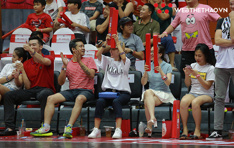 Ca sĩ Phương Linh cuồng nhiệt cổ vũ Thang Long Warriors Ca sĩ Phương Linh cuồng nhiệt cổ vũ Thang Long Warriors