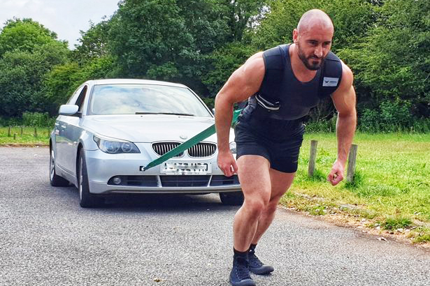 Cựu lính thủy Hoàng gia Anh chạy marathon kéo theo xe ô tô gần 2 tấn