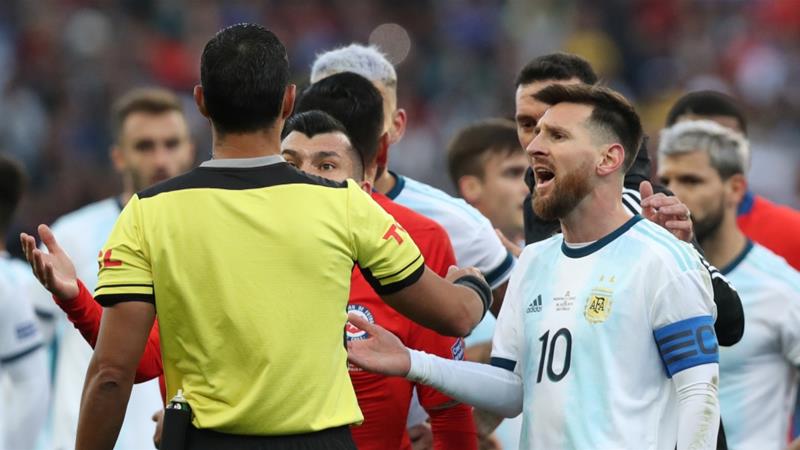 Barca vui mừng khi Messi bị... phạt nặng