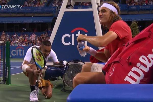 Khi Nick Kyrgios dễ-thương-đỡ-không-nổi: Gã trai hư xách giày cho Tsitsipas