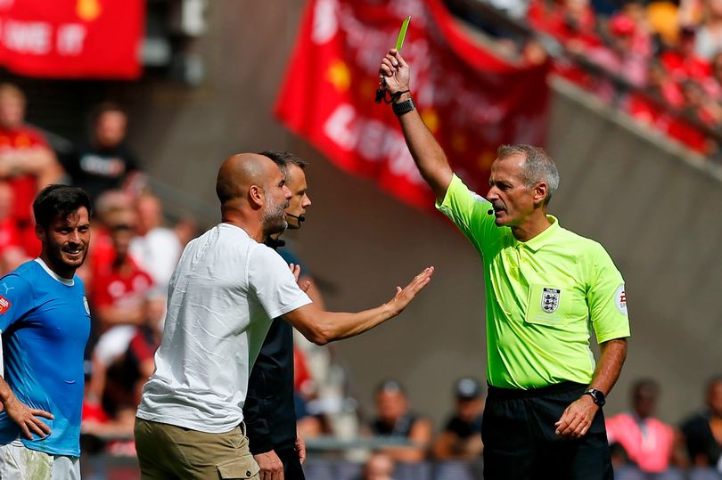 Guardiola trở thành HLV Ngoại hạng Anh đầu tiên nhận thẻ vàng ở Siêu Cúp Anh