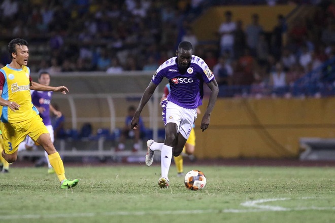 Vì sao hai ngoại binh của Hà Nội FC liên tục phải ngồi dự bị?