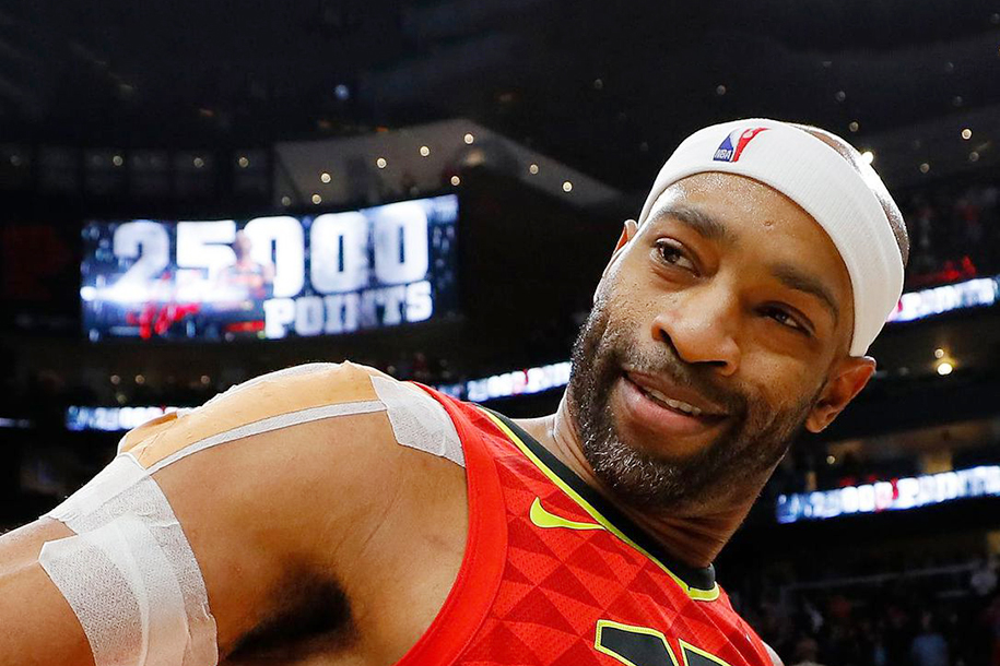 Trùm dunk Vince Carter chính thức tái xuất với Hawks, đi vào lịch sử NBA