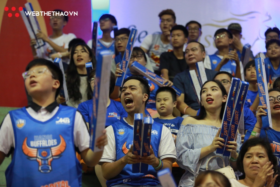 Fan Hanoi Buffaloes vỡ òa sau chiến thắng kịch tính trước Saigon Heat