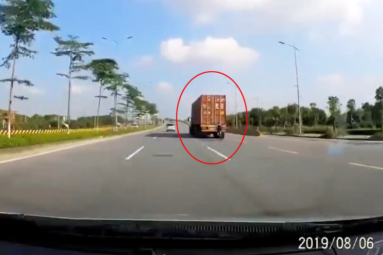 Cua-rơ đạp xe bám đuôi xe container kiểu “tự sát” tại Hà Nội