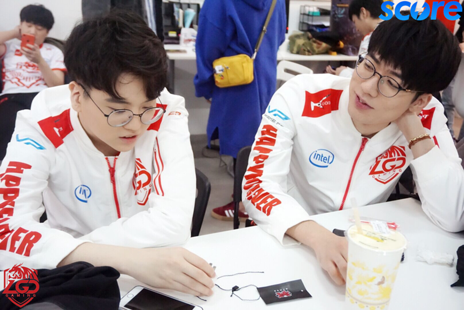 Thắng kịch tính JD Gaming, LGD gần như chắc suất trụ hạng