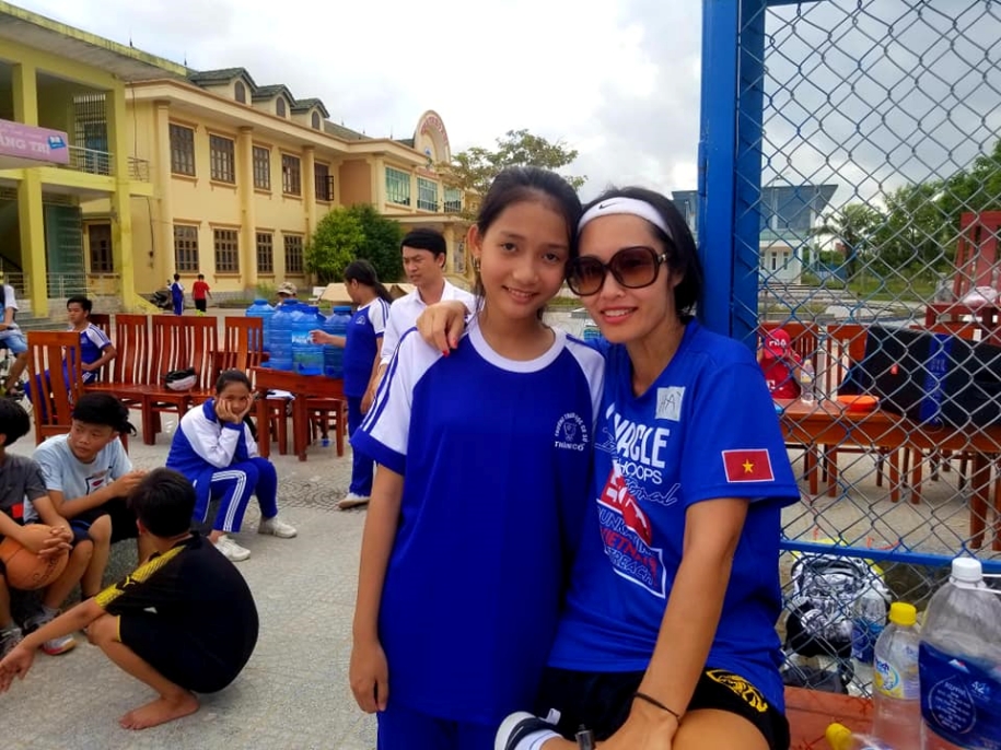 Nữ Việt kiều Mỹ và trại hè bóng rổ miễn phí cho baller Quảng Bình