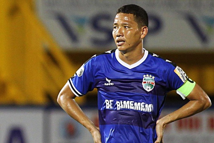 Anh Đức động viên Tấn Trường sau sai lầm ở chung kết AFC Cup 2019