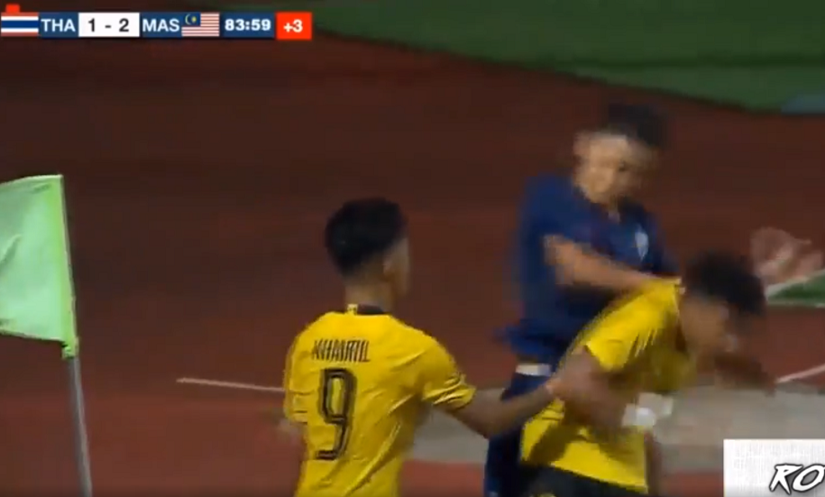 Cầu thủ U15 Thái Lan và U15 Malaysia đánh nhau ở trận chung kết