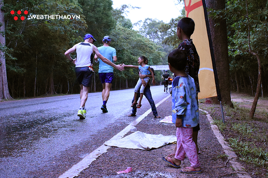 Khmer Empire Marathon 2019: Runners ấm lòng với biệt đội high five nhí siêu dễ thương