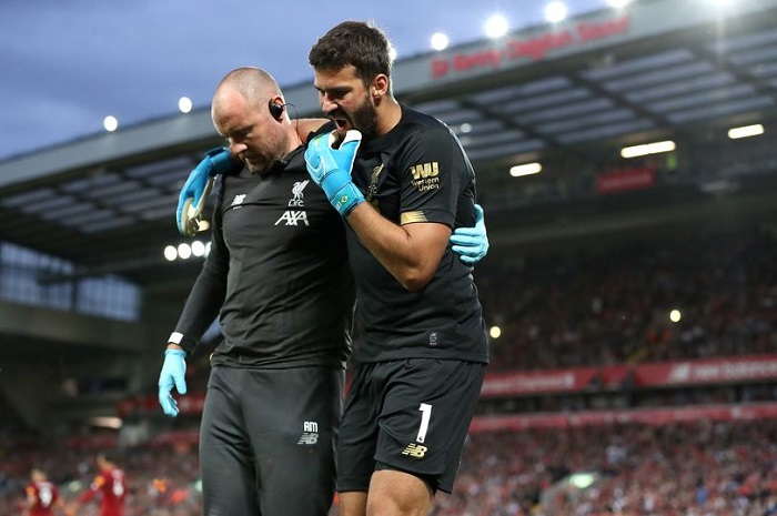 Alisson Becker chấn thương khi Liverpool đè bẹp Norwich