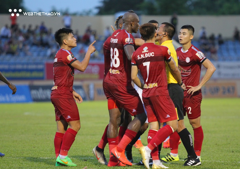 Cầu thủ TP HCM chỉ thẳng mặt trọng tài sau tình huống thổi penalty tranh cãi