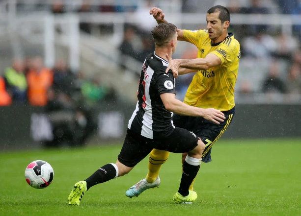 CĐV Arsenal chê Mkhitaryan thua cả HLV Steve Bruce của Newcastle