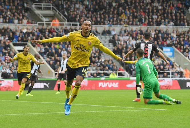 Aubameyang bỏ xa các huyền thoại Arsenal trong ngày cán mốc 50 trận