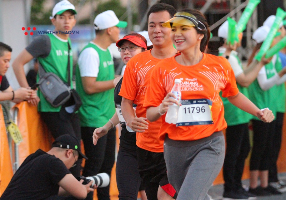 Bé “bỉm sữa” theo chân bố mẹ và nét độc đáo ở Đà Nẵng International Marathon