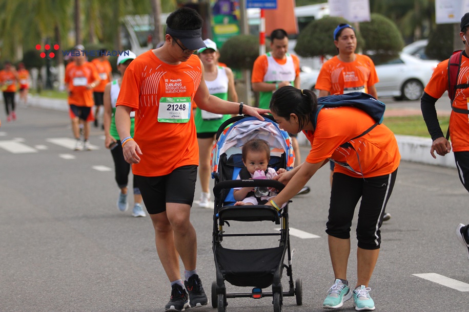 Bé “bỉm sữa” theo chân bố mẹ và nét độc đáo ở Đà Nẵng International Marathon