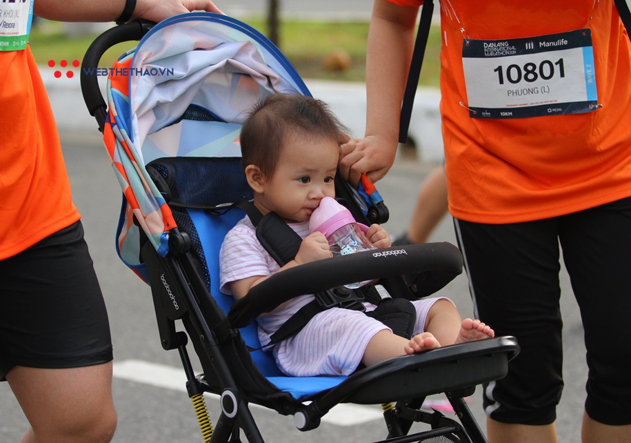 Bé “bỉm sữa” theo chân bố mẹ và nét độc đáo ở Đà Nẵng International Marathon