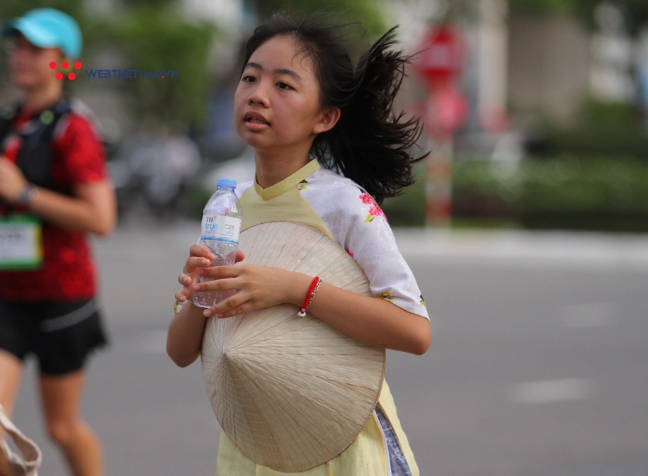Bé “bỉm sữa” theo chân bố mẹ và nét độc đáo ở Đà Nẵng International Marathon