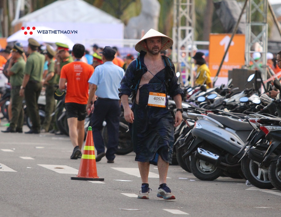 Bé “bỉm sữa” theo chân bố mẹ và nét độc đáo ở Đà Nẵng International Marathon