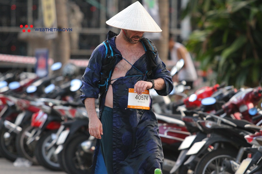 Bé “bỉm sữa” theo chân bố mẹ và nét độc đáo ở Đà Nẵng International Marathon