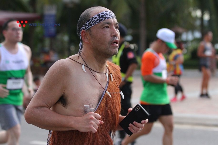 Bé “bỉm sữa” theo chân bố mẹ và nét độc đáo ở Đà Nẵng International Marathon