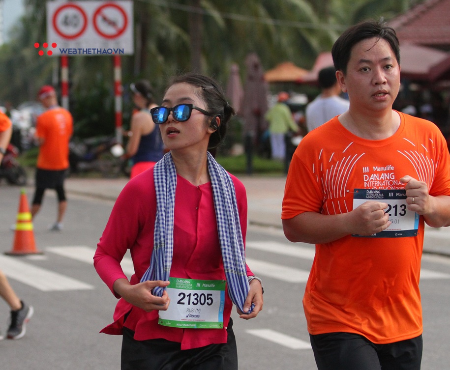 Bé “bỉm sữa” theo chân bố mẹ và nét độc đáo ở Đà Nẵng International Marathon