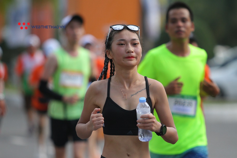 Bé “bỉm sữa” theo chân bố mẹ và nét độc đáo ở Đà Nẵng International Marathon