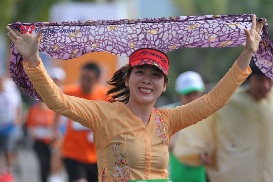 Bé “bỉm sữa” theo chân bố mẹ và nét độc đáo ở Đà Nẵng International Marathon