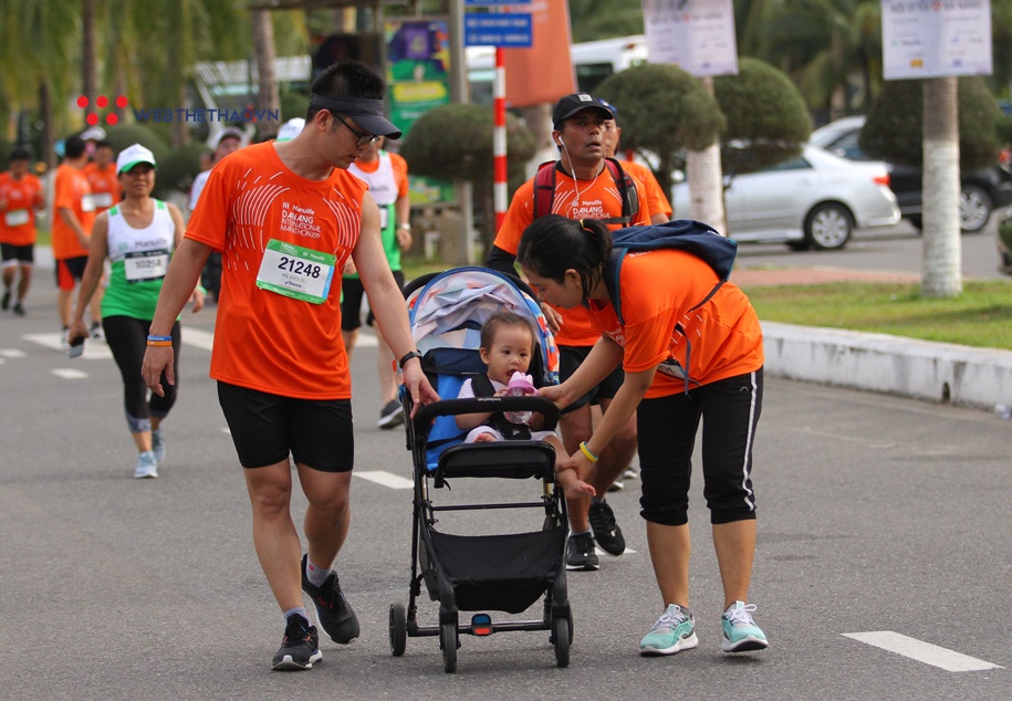 Bé “bỉm sữa” theo chân bố mẹ và nét độc đáo ở Đà Nẵng International Marathon