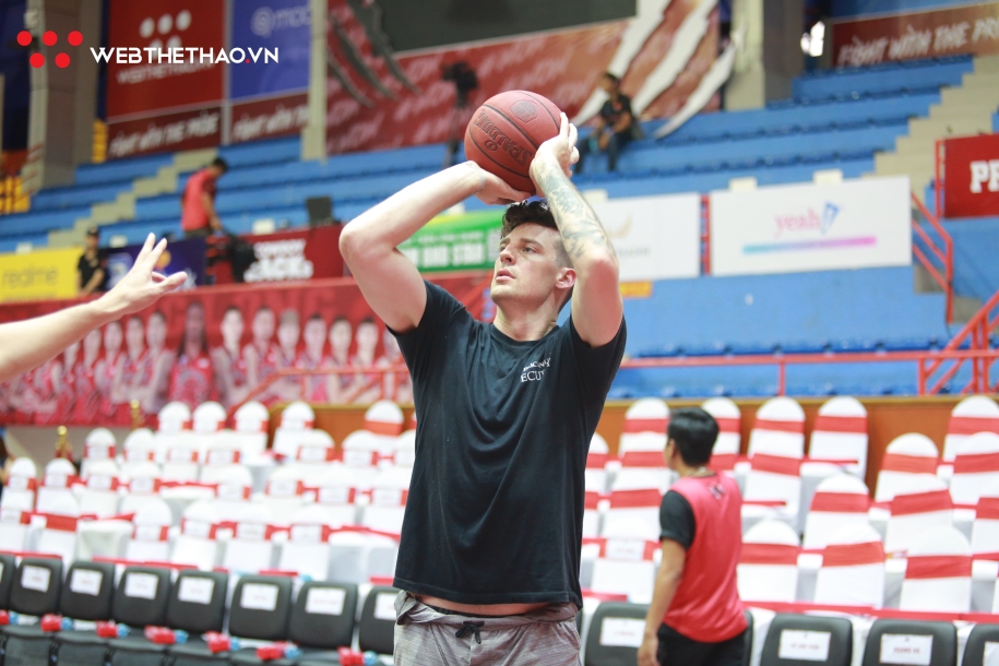 Thang Long Warriors có đúng luật khi đổi Jaywuan Hill lấy Zach Allmon?