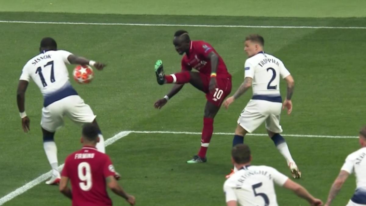 Công nghệ VAR: Liverpool hưởng phạt đền ở CK Champions League là chính xác