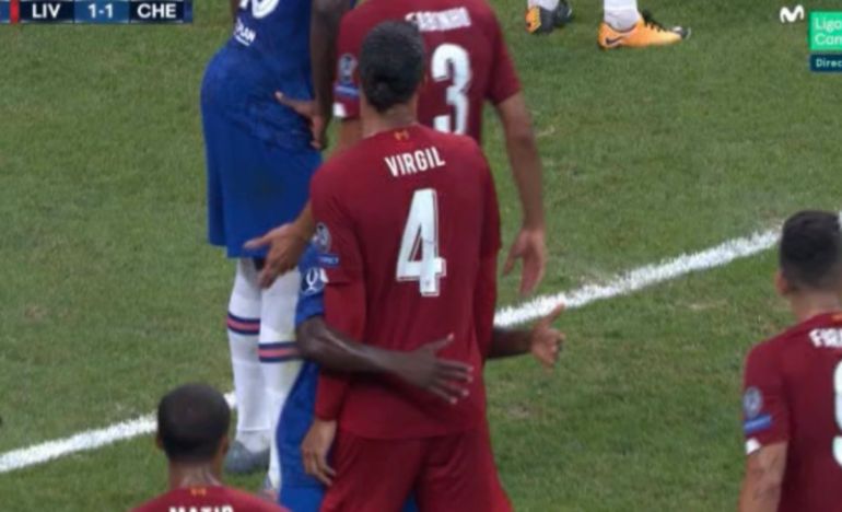 Kante kèm Van Dijk gây ra tình huống trớ trêu ở Siêu Cúp châu Âu