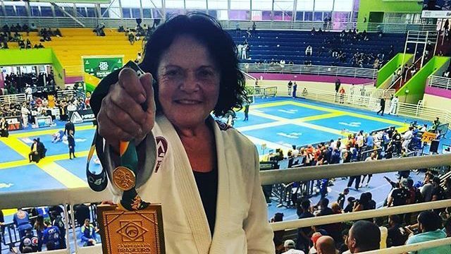 Cụ bà 67 tuổi vô địch BJJ, được công nhận đai đen ngay sau trận đấu