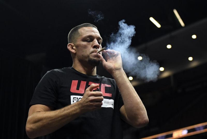 Nate Diaz "khởi động" open workout với cần sa