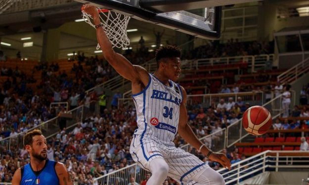 Giannis Antetokounmpo thể hiện sức công phá mãnh liệt trước Italia