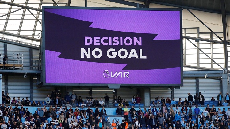 HLV Pochettino nói gì với Pep Guardiola sau khi VAR cướp bàn thắng của Man City?