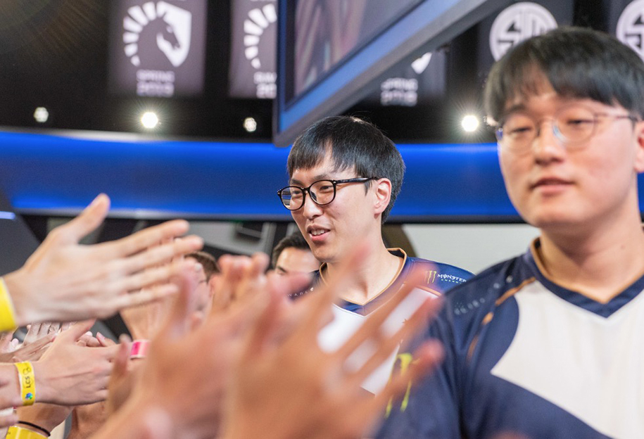 Trực tiếp Playoffs LCS Mùa hè 2019 vòng bán kết: TL vs CG Trực tiếp Playoffs LCS Mùa hè 2019 vòng bán kết: TL vs CG