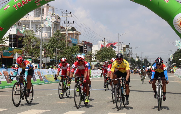 Tốc độ chóng mặt ở chặng 6 giải xe đạp ĐBSCL 2019