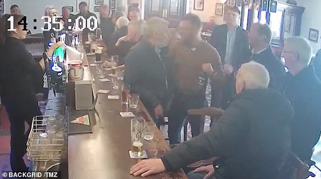 Cộng đồng người Ireland tại Mỹ đổ rượu của Conor McGregor vào bồn vệ sinh