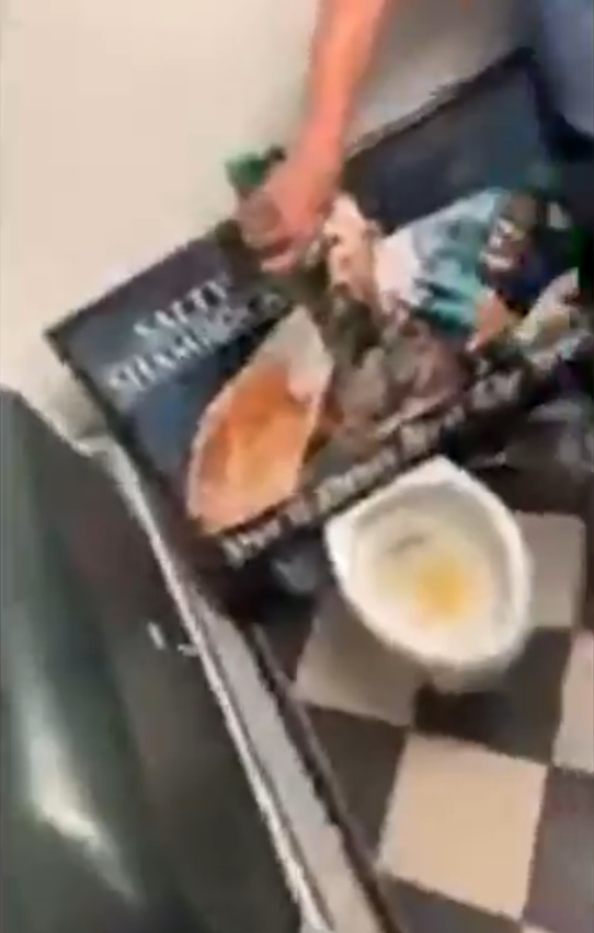 Cộng đồng người Ireland tại Mỹ đổ rượu của Conor McGregor vào bồn vệ sinh