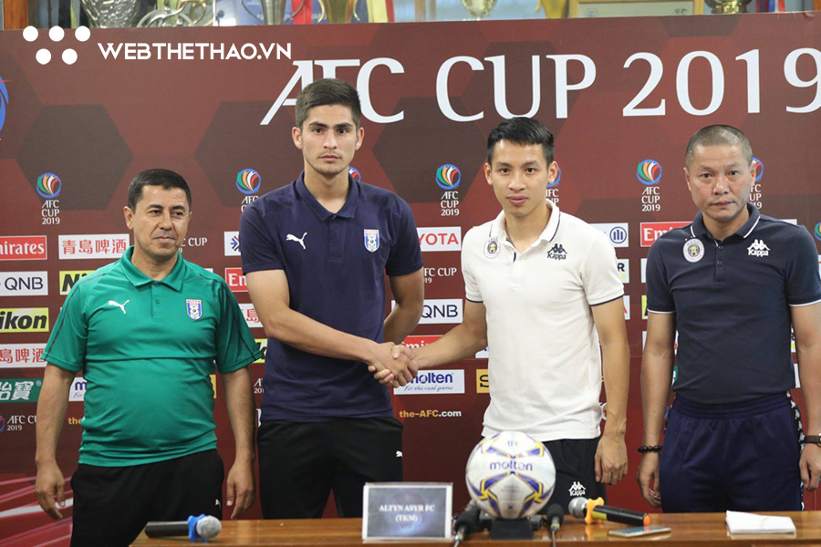Hà Nội FC quá tải gần hết đội hình, Duy Mạnh phải nén đau ra sân