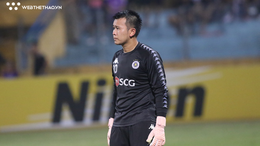 Bắt penalty sai luật, thủ môn Văn Công vẫn được BTC V.League tôn vinh