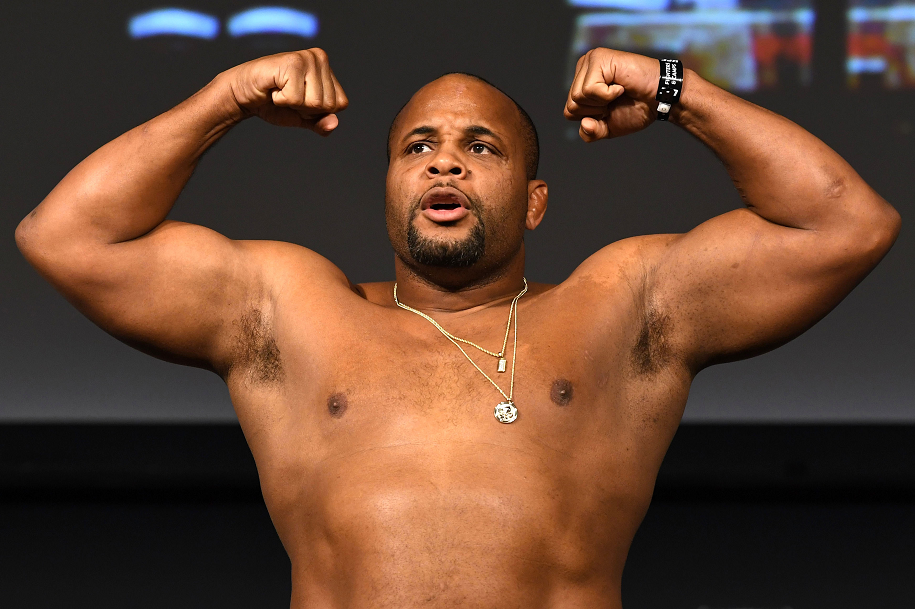 Cựu vô địch MMA 2 hạng cân Daniel Cormier là ai?