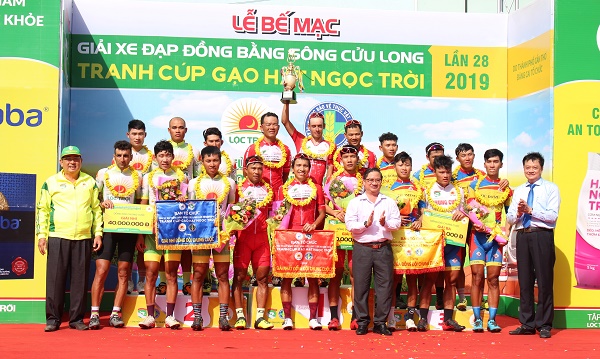 Giải xe đạp ĐBSCL: Tay đua ngoại giành cú đúp, VUS TP.HCM vô địch đồng đội