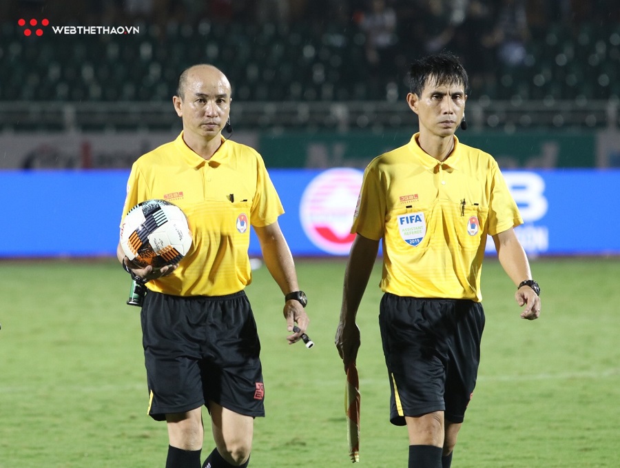 Trọng tài V.League nhận án kỷ luật: Làm sai thì bị phạt thôi chứ biết sao!