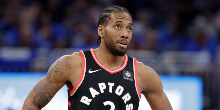 Kawhi Leonard ủng hộ 1 triệu chiếc ba lô cho các em nhỏ ở Nam California