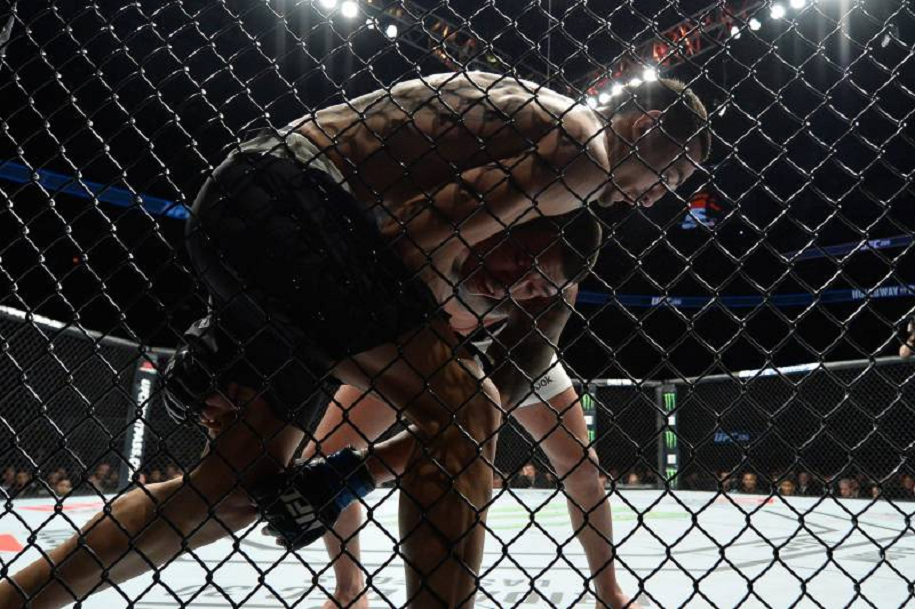 Những lỗi và tiểu xảo trong MMA (Phần 5): Lỗi húc đầu