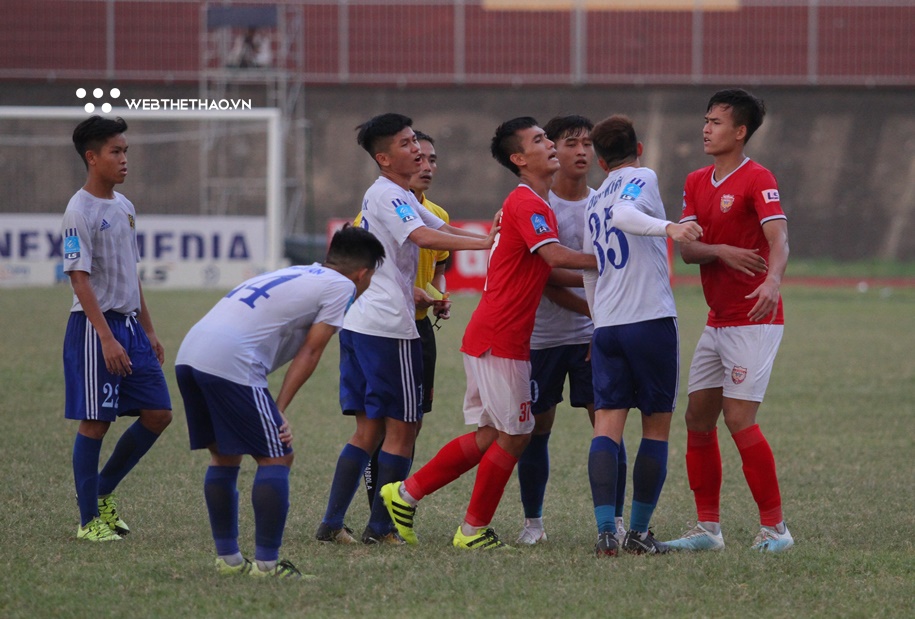 Cầu thủ Huế đòi đánh trọng tài, ăn vạ, cản Hà Tĩnh lên V.League sớm